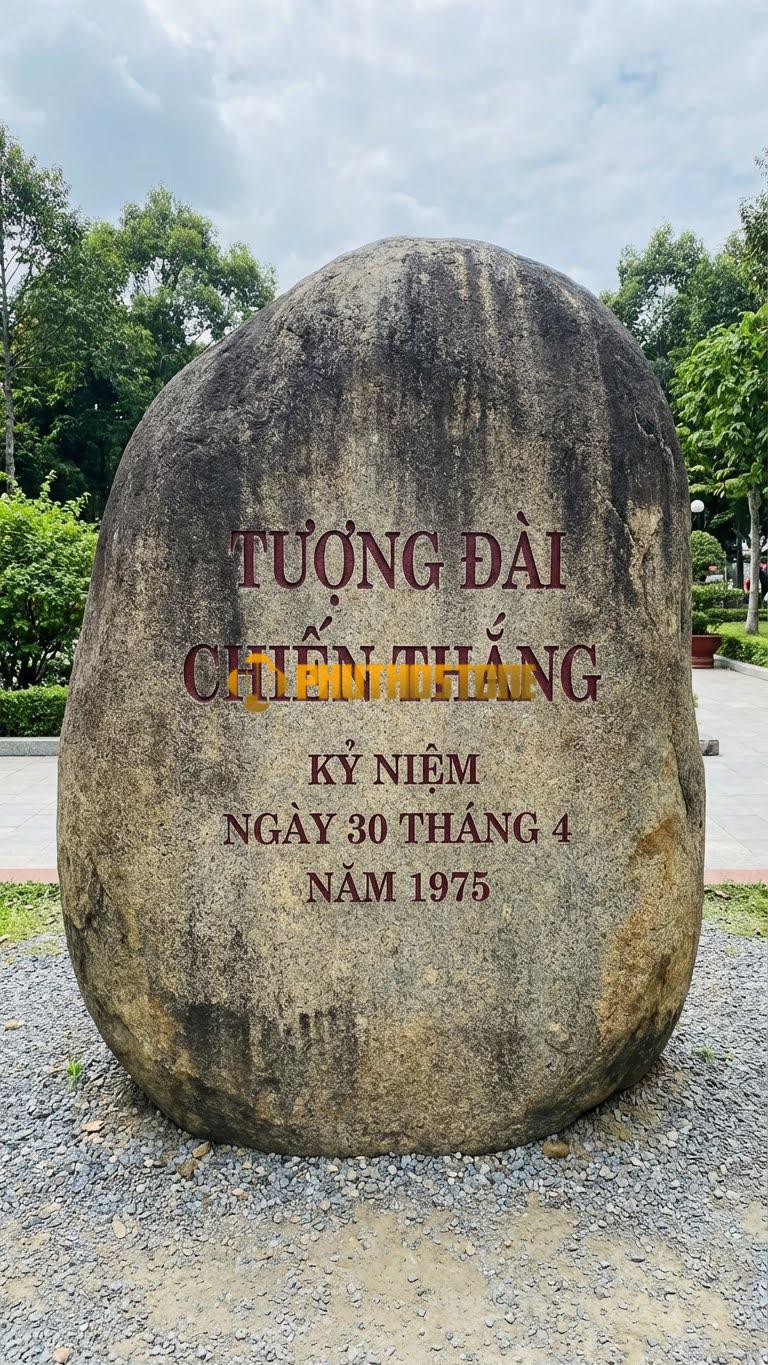 Bảng hiệu Đá cuội nguyên khối khắc ‘TƯỢNG ĐÀI CHIẾN THẮNG’