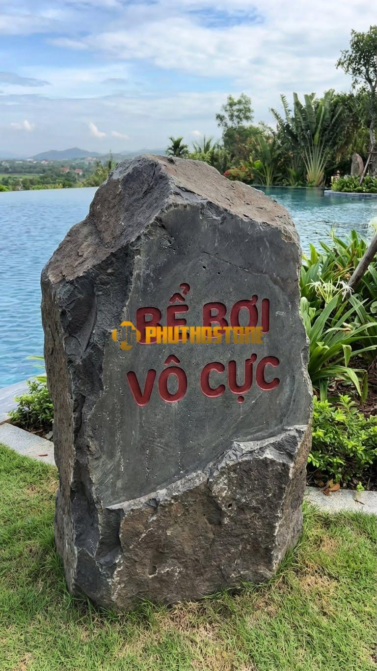 Bảng hiệu đá đen bo tròn khắc ‘BỂ BƠI VÔ CỰC’