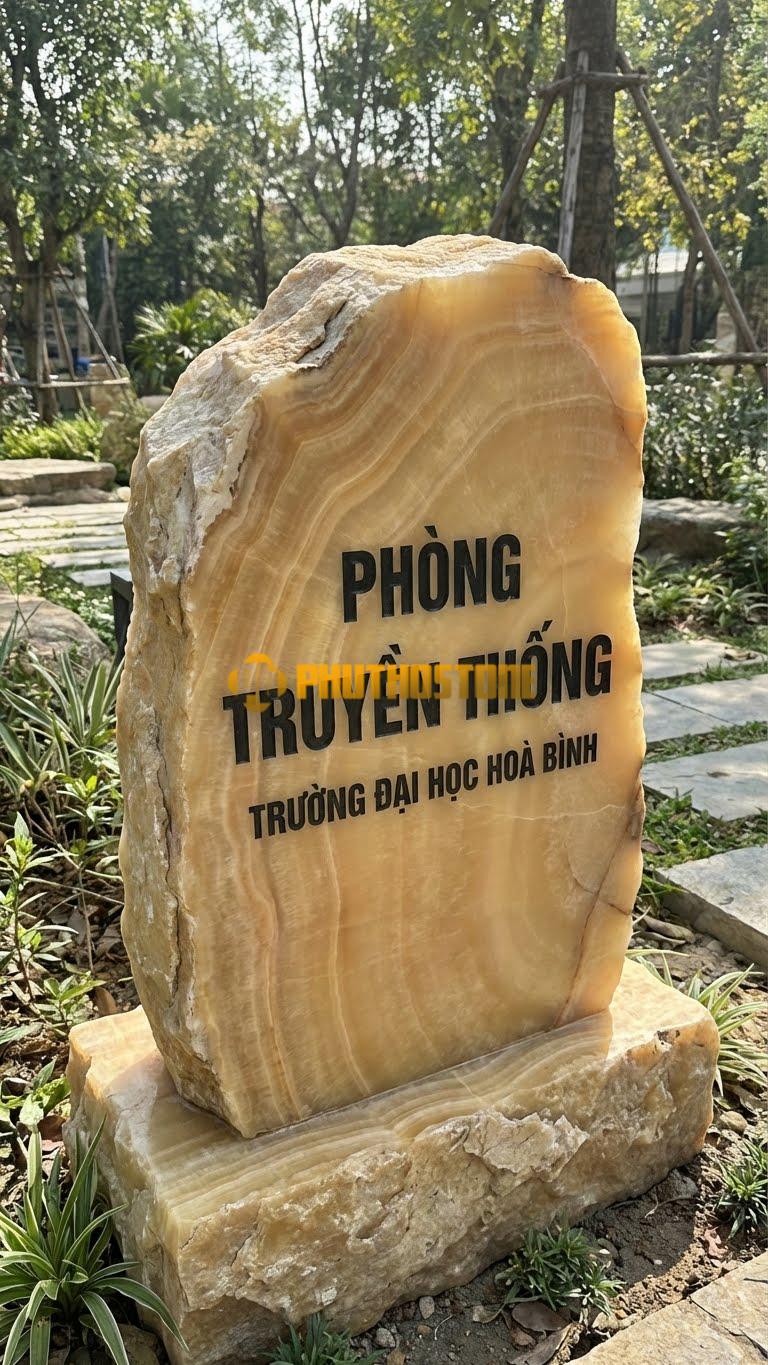 Bảng hiệu đá vân gỗ Hoà Bình bo cạnh khắc ‘PHÒNG TRUYỀN THỐNG’