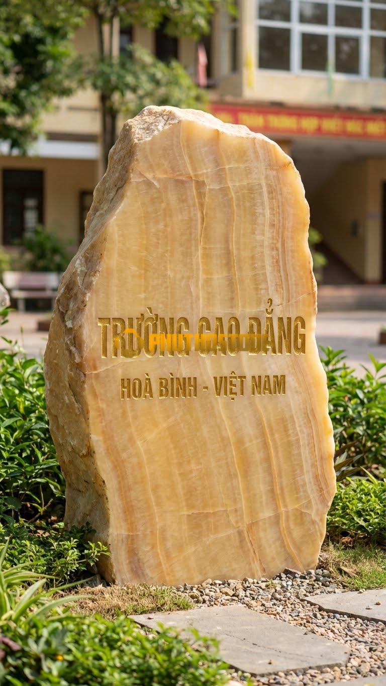 Bảng hiệu đá vân gỗ Hoà Bình bo cạnh khắc ‘TRƯỜNG CAO ĐẲNG’