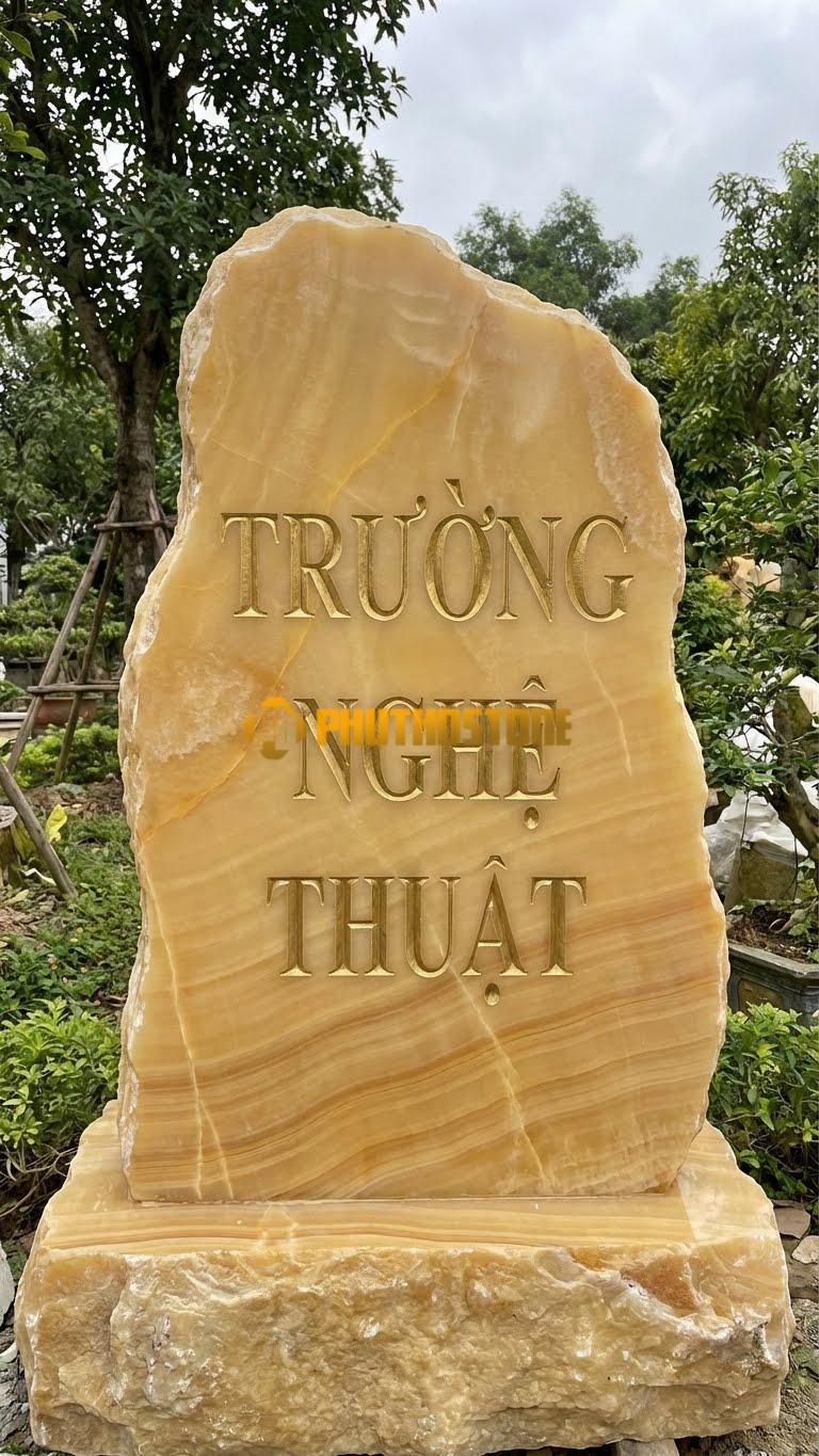Bảng hiệu đá vân gỗ Hoà Bình bo cạnh khắc ‘TRƯỜNG NGHỆ THUẬT’