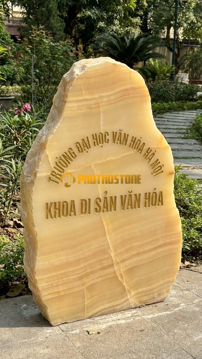 Bảng hiệu đá vân gỗ Hoà Bình bo góc cho Trường Đại Học