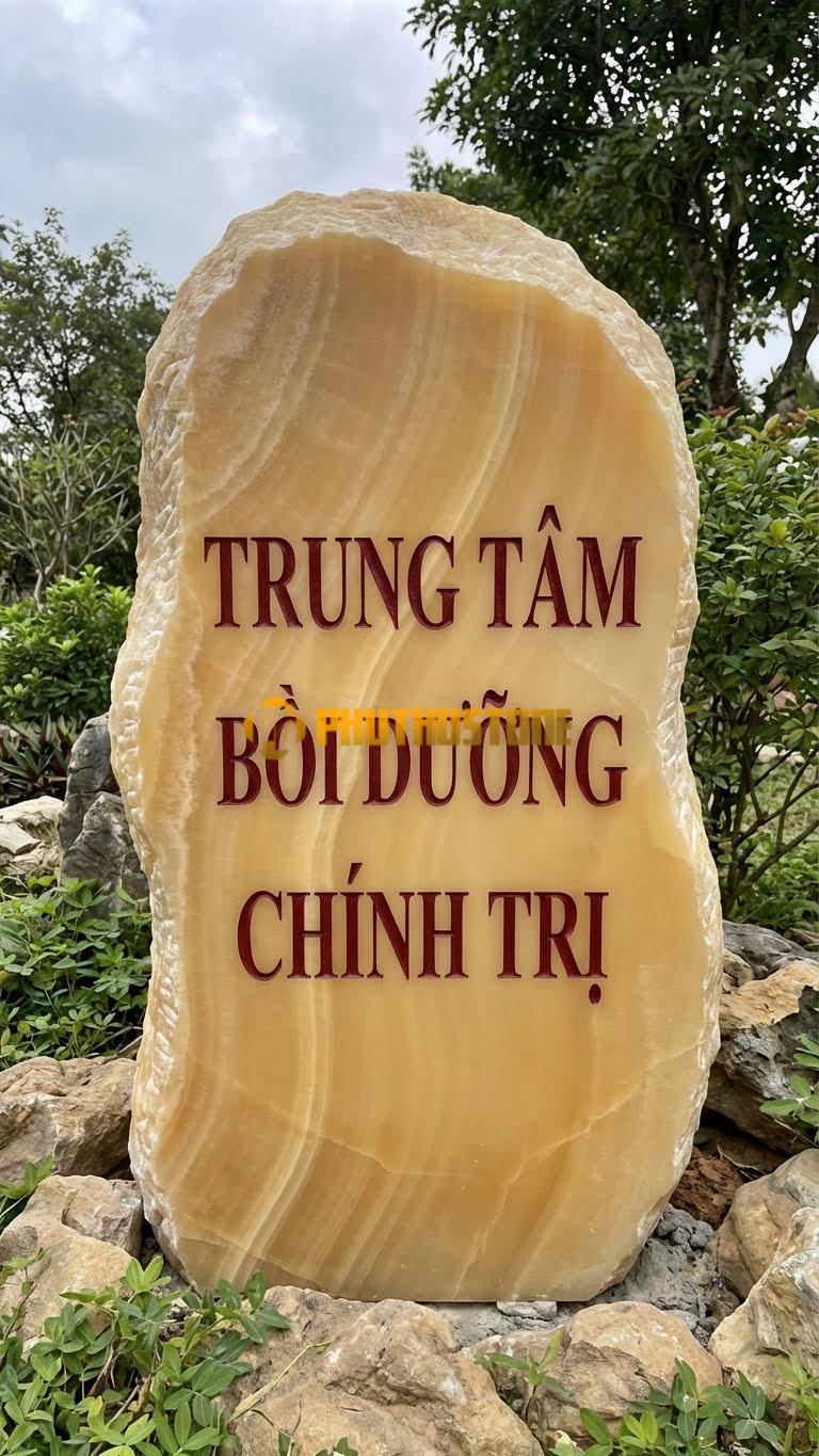 Bảng hiệu đá vân gỗ Hoà Bình bo góc khắc ‘TRUNG TÂM BỒI DƯỠNG CHÍNH TRỊ’