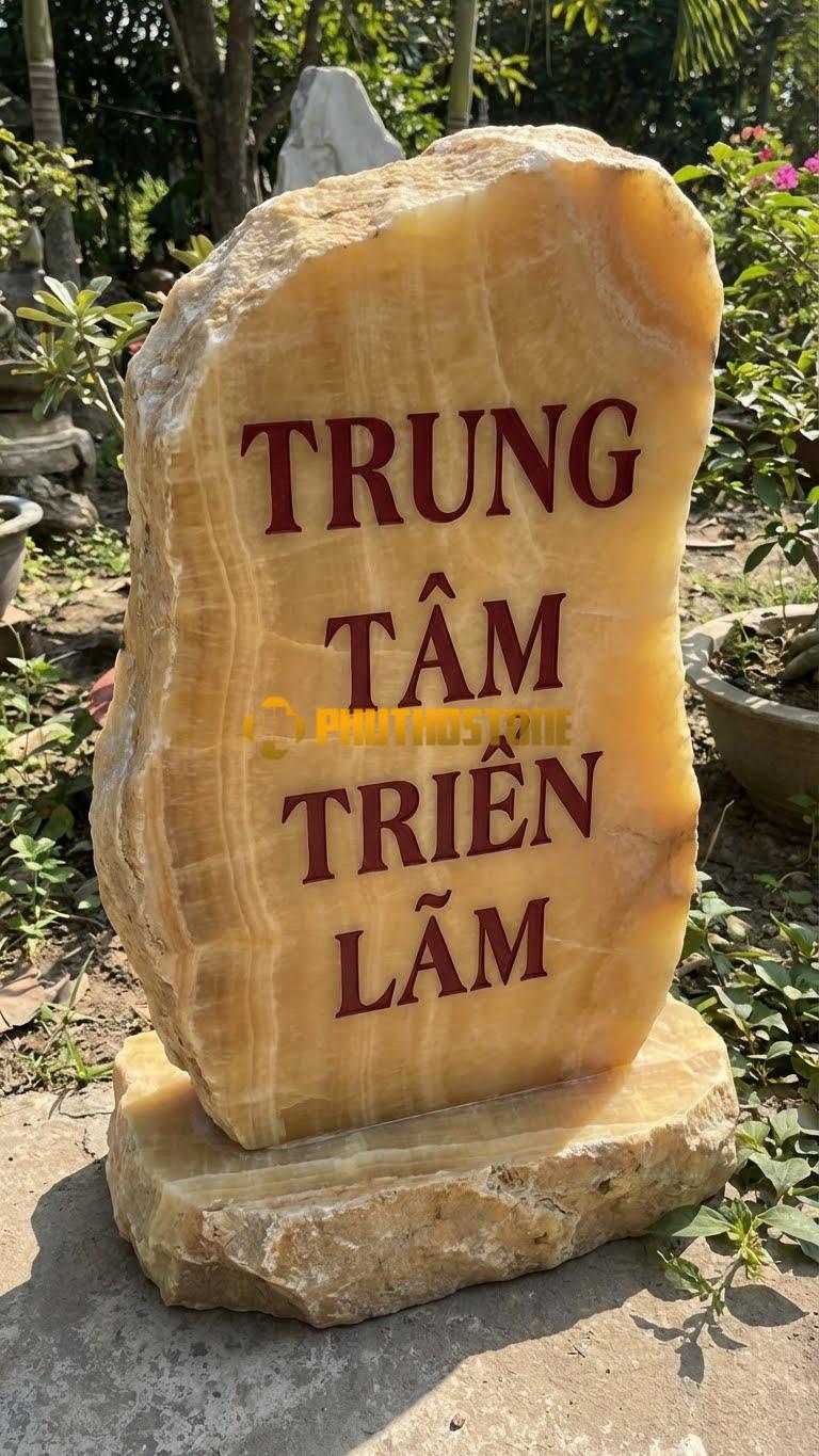 Bảng hiệu đá vân gỗ Hoà Bình bo góc khắc ‘TRUNG TÂM TRIỂN LÃM’