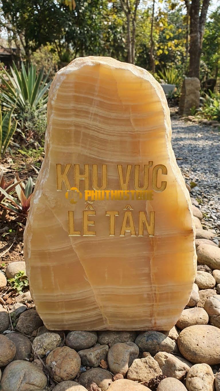 Bảng hiệu đá vân gỗ Hoà Bình bo tròn khắc ‘KHU VỰC LỄ TÂN’