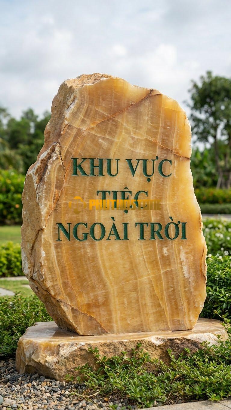 Bảng hiệu đá vân gỗ Hoà Bình bo tròn khắc ‘KHU VỰC TIỆC NGOÀI TRỜI’