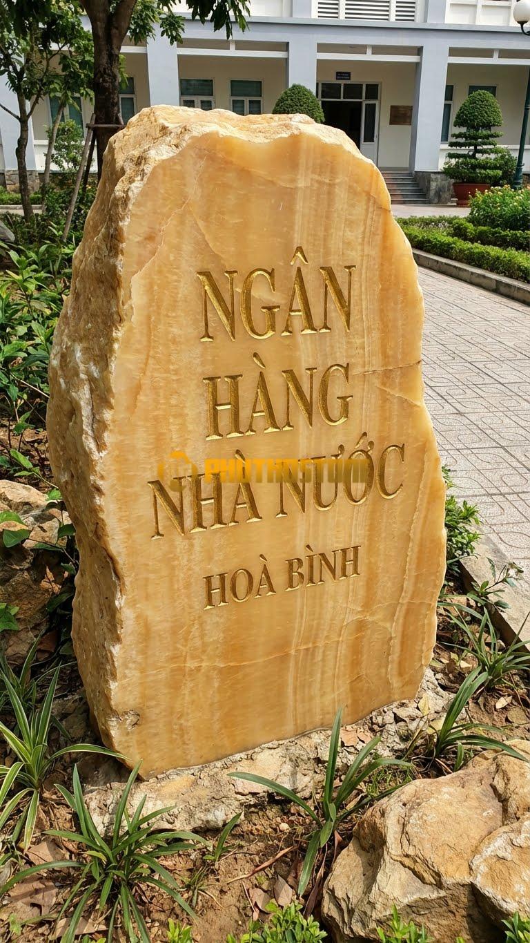 Bảng hiệu đá vân gỗ Hoà Bình khắc chữ Inox vàng ‘NGÂN HÀNG NHÀ NƯỚC’