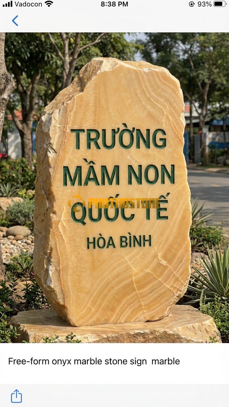 Bảng hiệu đá vân gỗ Hoà Bình khắc chữ Mica xanh ‘TRƯỜNG MẦM NON QUỐC TẾ’