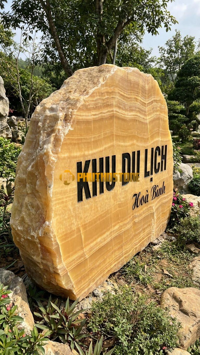 Bảng hiệu đá vân gỗ Hoà Bình tự nhiên khắc ‘KHU DU LỊCH’
