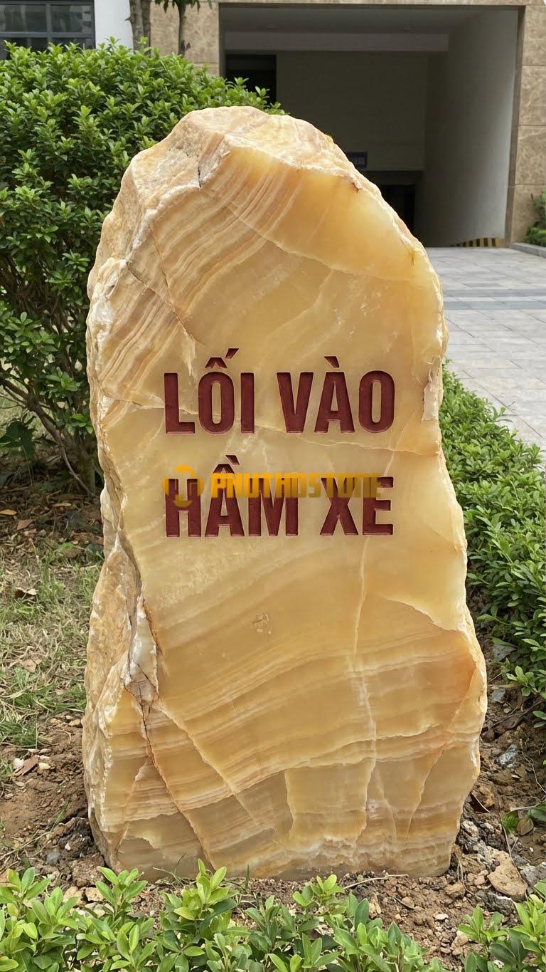 Bảng hiệu đá vân gỗ Hoà Bình tự nhiên khắc ‘LỐI VÀO HẦM XE’
