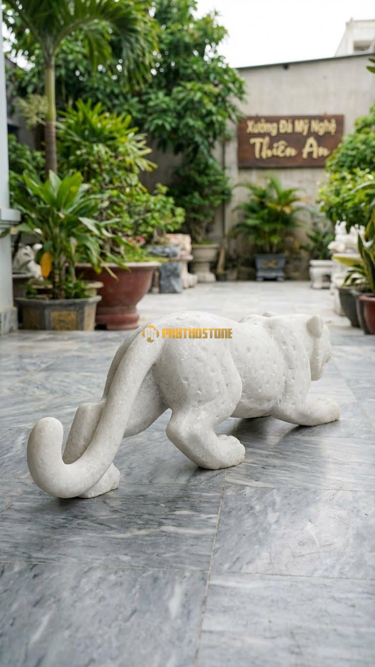 Báo Đốm Rình Mồi Bằng Đá Trắng Muối, Kiểu Dáng Thân Rạp Xuống Đất, Đuôi Cong. Kích Thước Dài 50cm.