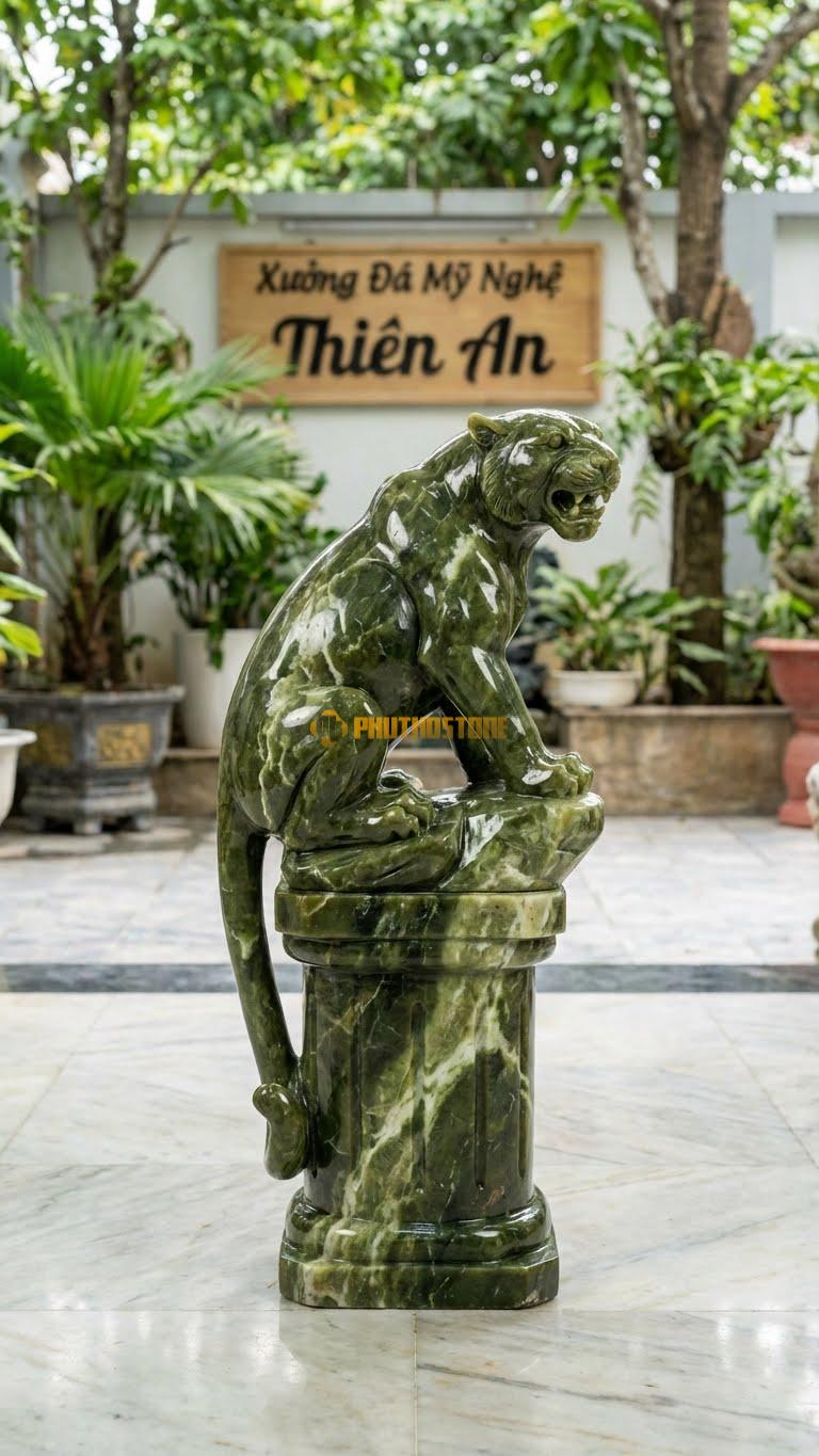 Báo Leo Cây Bằng Đá Serpentine, Kiểu Dáng Bám Trên Cột Đá/Gỗ. Kích Thước Cao 50cm.