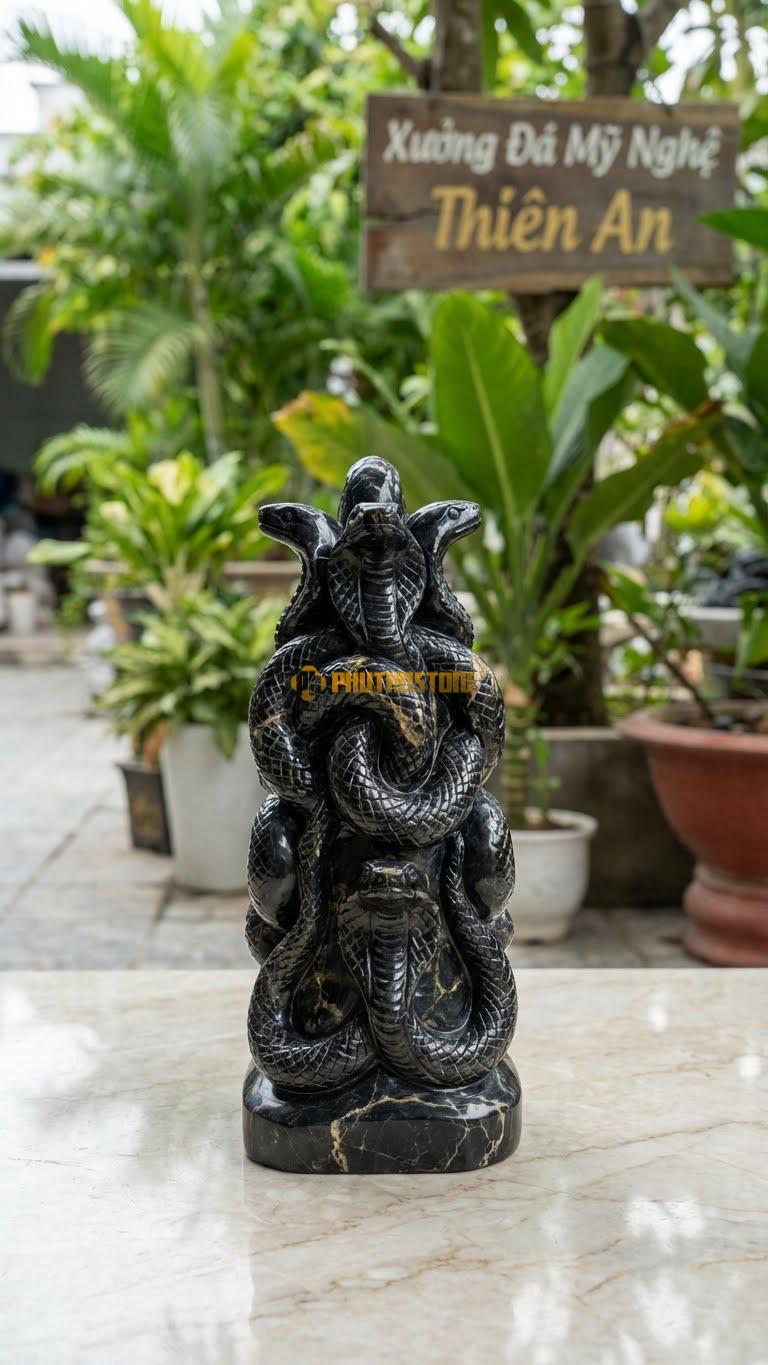 Bát Xà Bằng Đá Đen Chỉ Nâu, Kiểu Dáng 8 Con Rắn Nhỏ Quấn Vào Nhau. Kích Thước Cao 25cm.