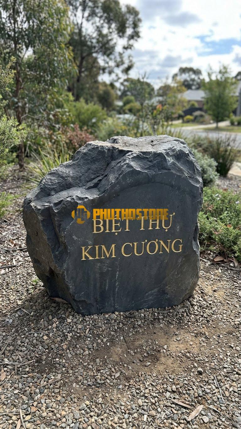 Biển đá đen khắc tên ‘BIỆT THỰ KIM CƯƠNG’