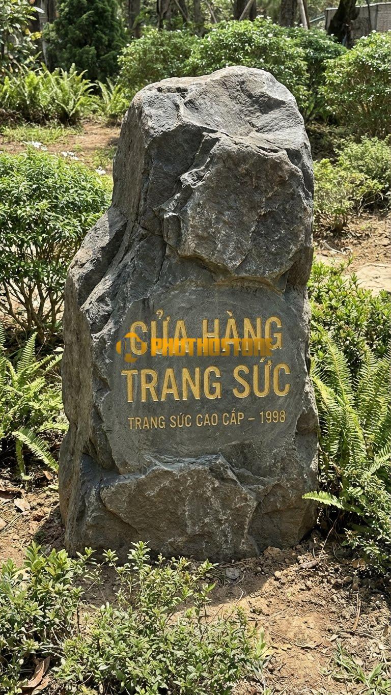 Biển hiệu đá đen khắc chữ Mica ‘CỬA HÀNG TRANG SỨC’