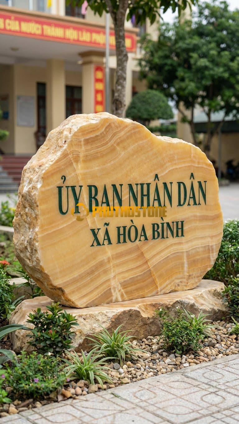 Biển hiệu đá vân gỗ Hoà Bình bo tròn 4 góc khắc ‘ỦY BAN NHÂN DÂN’
