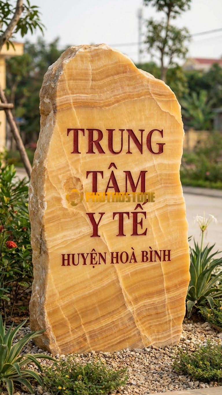 Biển hiệu đá vân gỗ Hoà Bình bo tròn cạnh khắc ‘TRUNG TÂM Y TẾ’