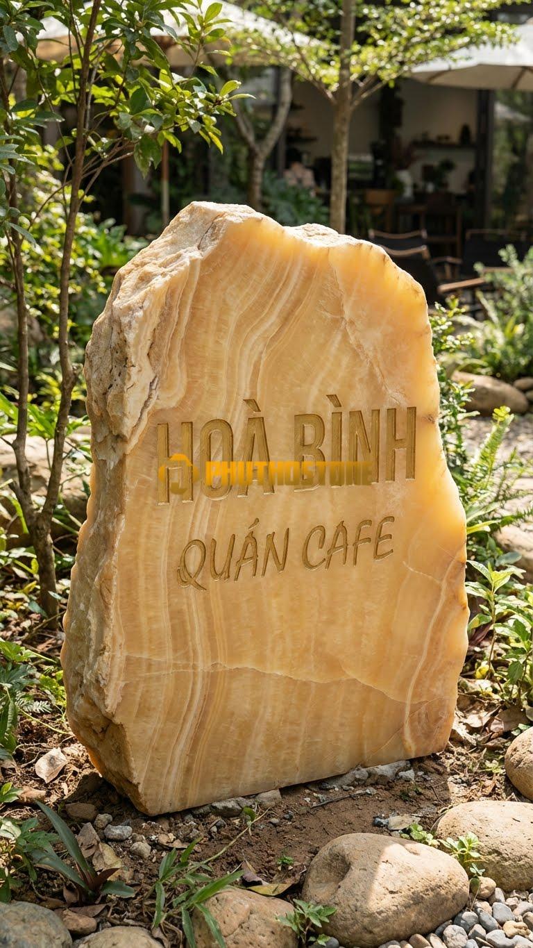 Biển hiệu đá vân gỗ Hoà Bình khắc chữ Mica ‘QUÁN CAFE’