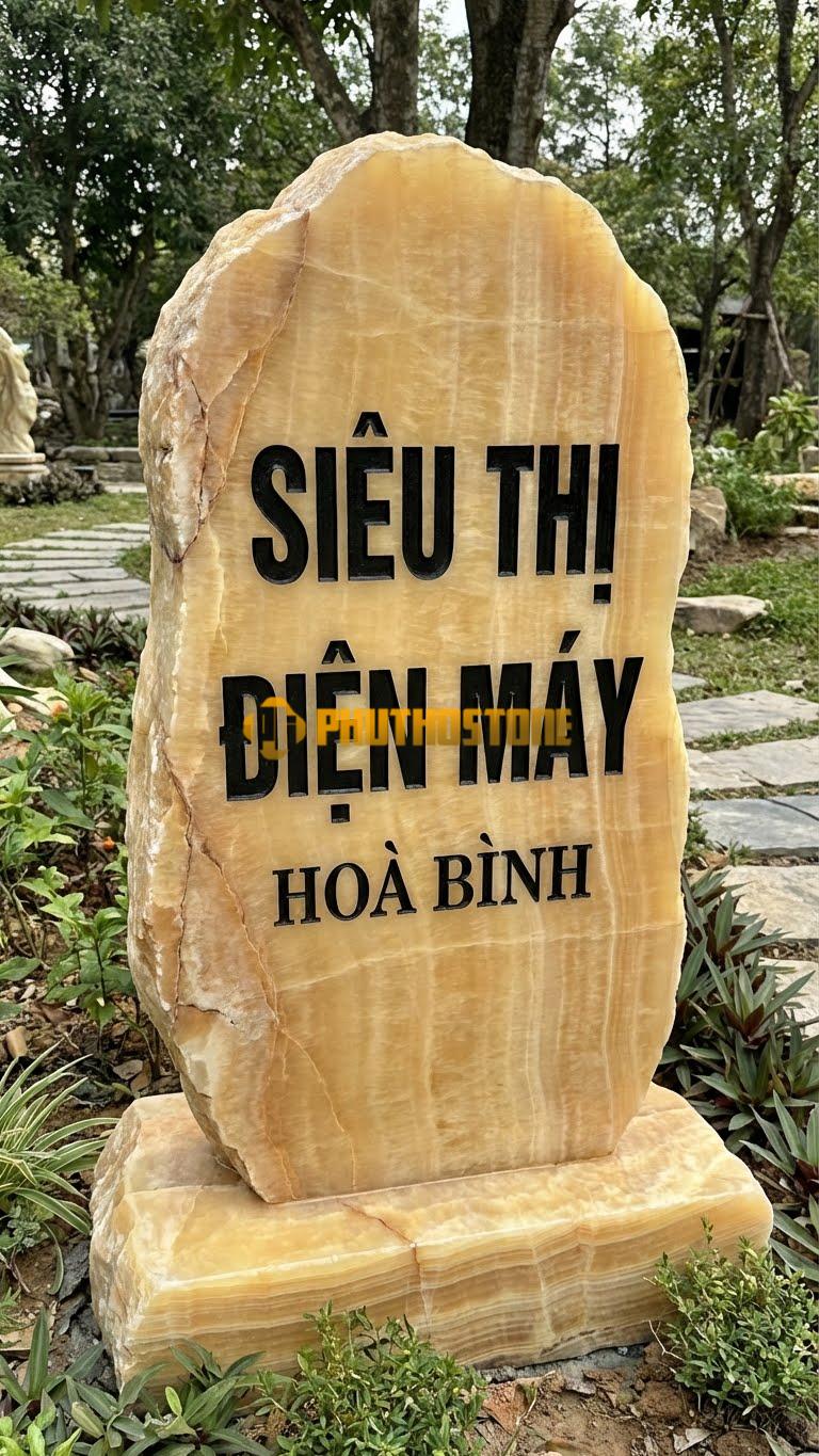 Biển hiệu đá vân gỗ Hoà Bình khắc chữ nổi ‘SIÊU THỊ ĐIỆN MÁY’