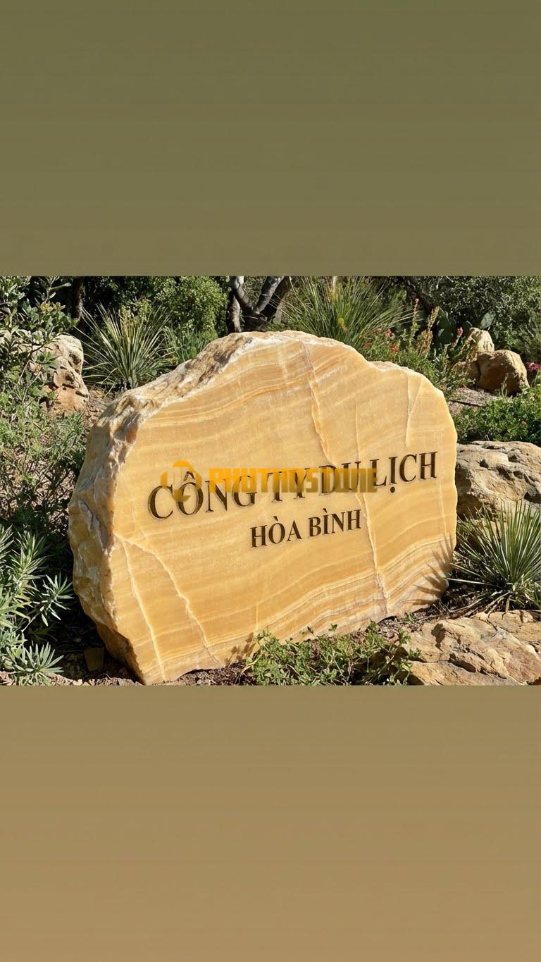 Biển hiệu đá vân gỗ Hoà Bình mài bóng khắc ‘CÔNG TY DU LỊCH’