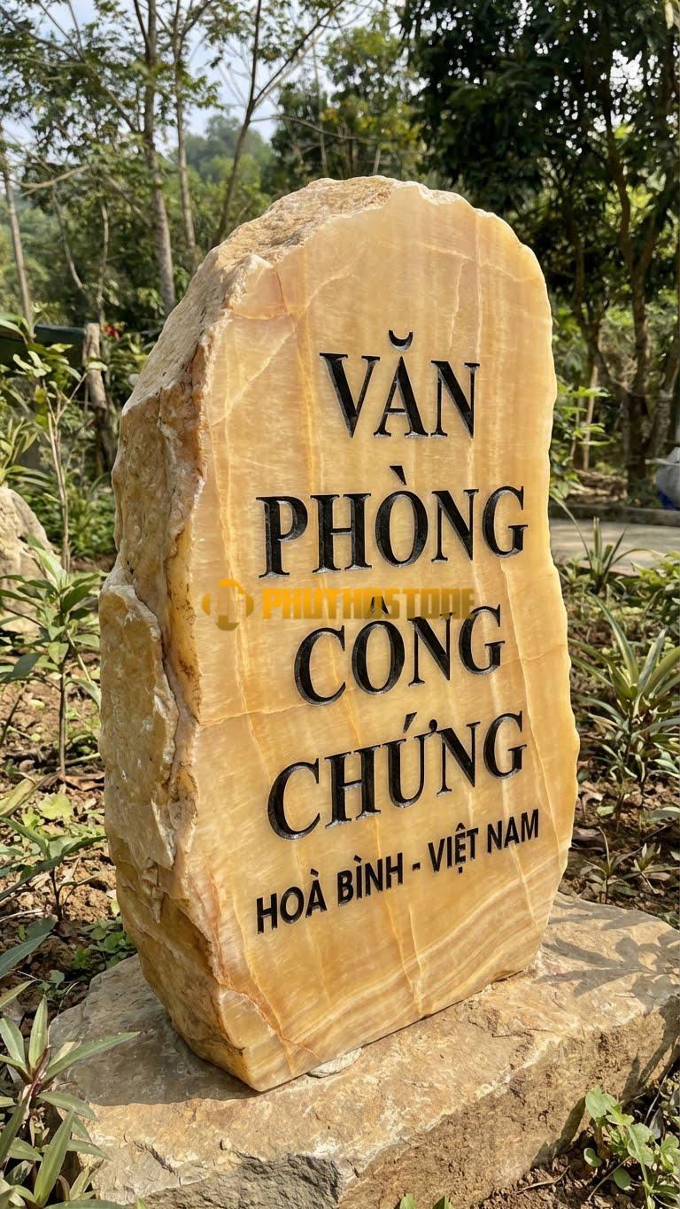 Biển hiệu đá vân gỗ Hoà Bình mài bóng khắc ‘VĂN PHÒNG CÔNG CHỨNG’