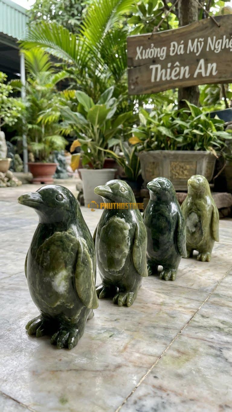 Biệt Đội Cánh Cụt (4 Con) Bằng Đá Serpentine, Kiểu Dáng Xếp Hàng Đi Lạch Bạch. Kích Thước Dài 50cm.