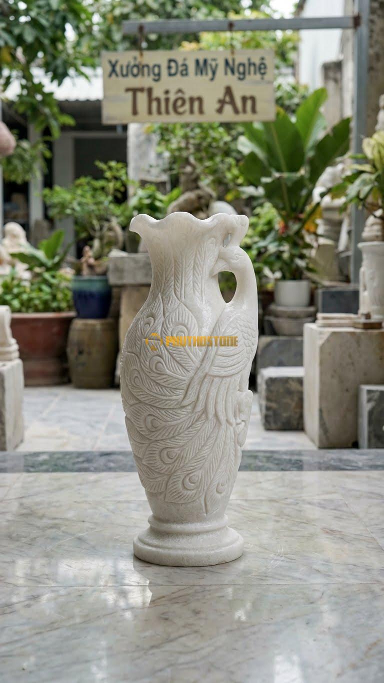 Bình Hoa Lông Công Bằng Đá Trắng Muối, Kiểu Dáng Tượng Hình Bình Hoa Có Họa Tiết Công. Kích Thước Cao 40cm.
