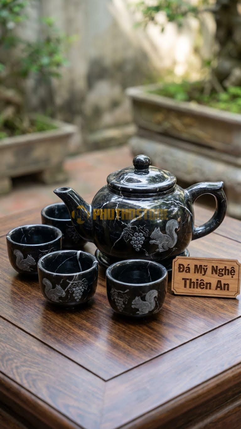 Bộ Ấm Chén Đá Cẩm Thạch Đen Tia Chớp, Chạm Sóc Và Chùm Nho (Sóc Nho) Biểu Tượng Sự Sinh Sôi.