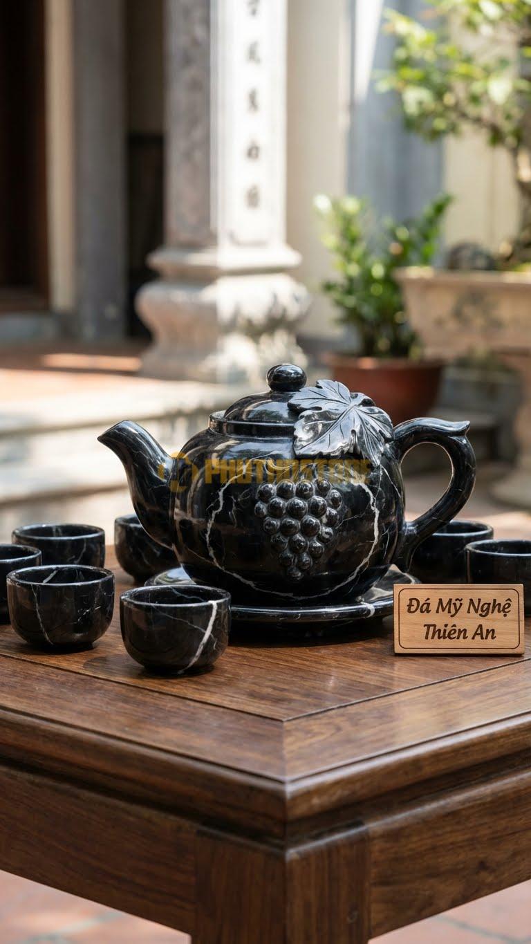Bộ Ấm Chén Đá Cẩm Thạch Đen Tia Chớp, Chùm Nho Sai Quả Chạm Nổi, Lá Nho To Bản Che Một Phần Nắp.