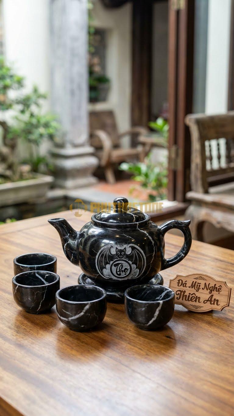 Bộ Ấm Chén Đá Cẩm Thạch Đen Tia Chớp, Con Dơi Ngậm Chữ Thọ Tròn Ở Chính Giữa Thân Ấm.