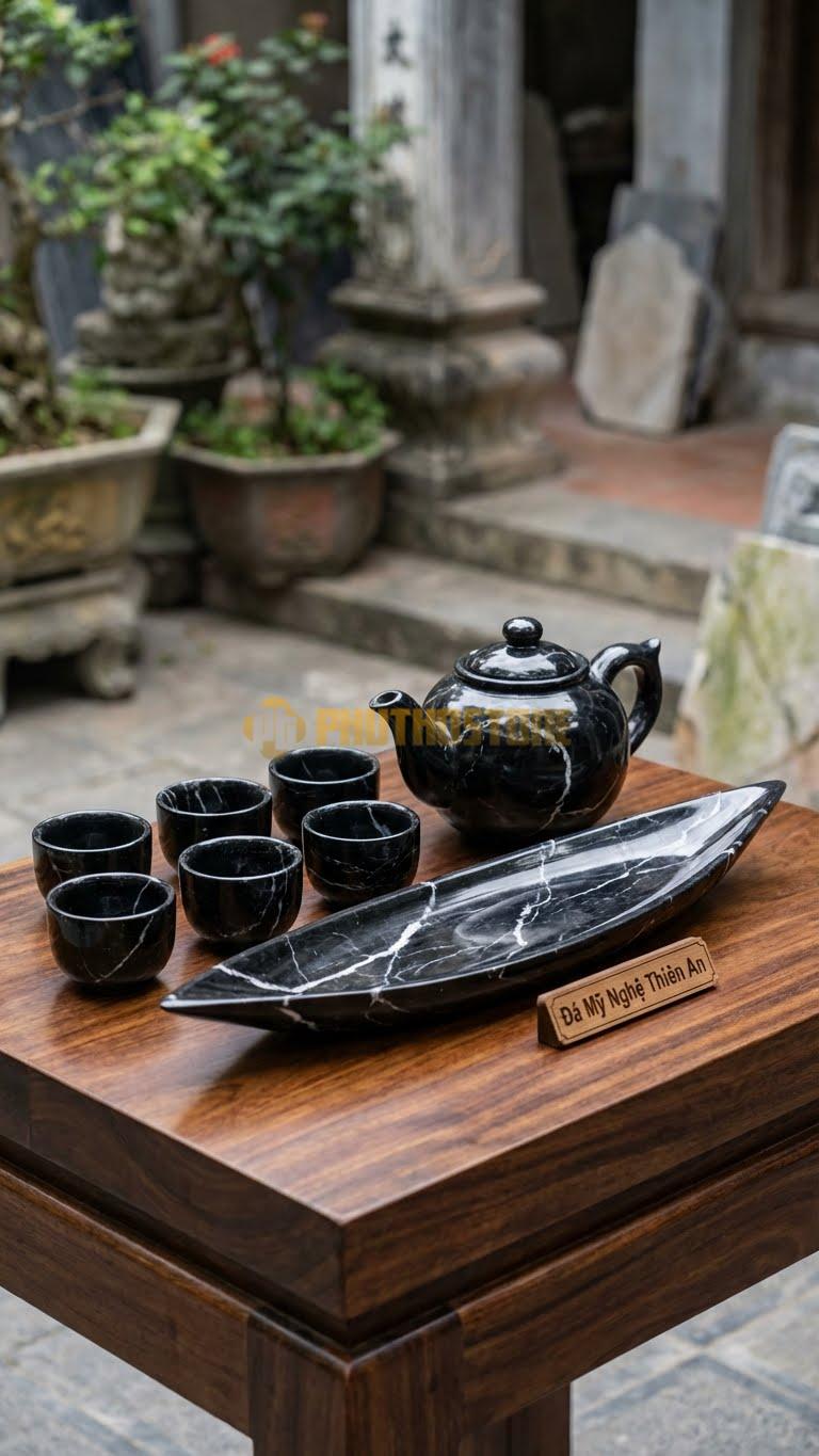 Bộ Ấm Chén Đá Cẩm Thạch Đen Tia Chớp, Khay Dài Hẹp, Hai Đầu Vuốt Nhọn Cong Lên Như Thuyền Nan.