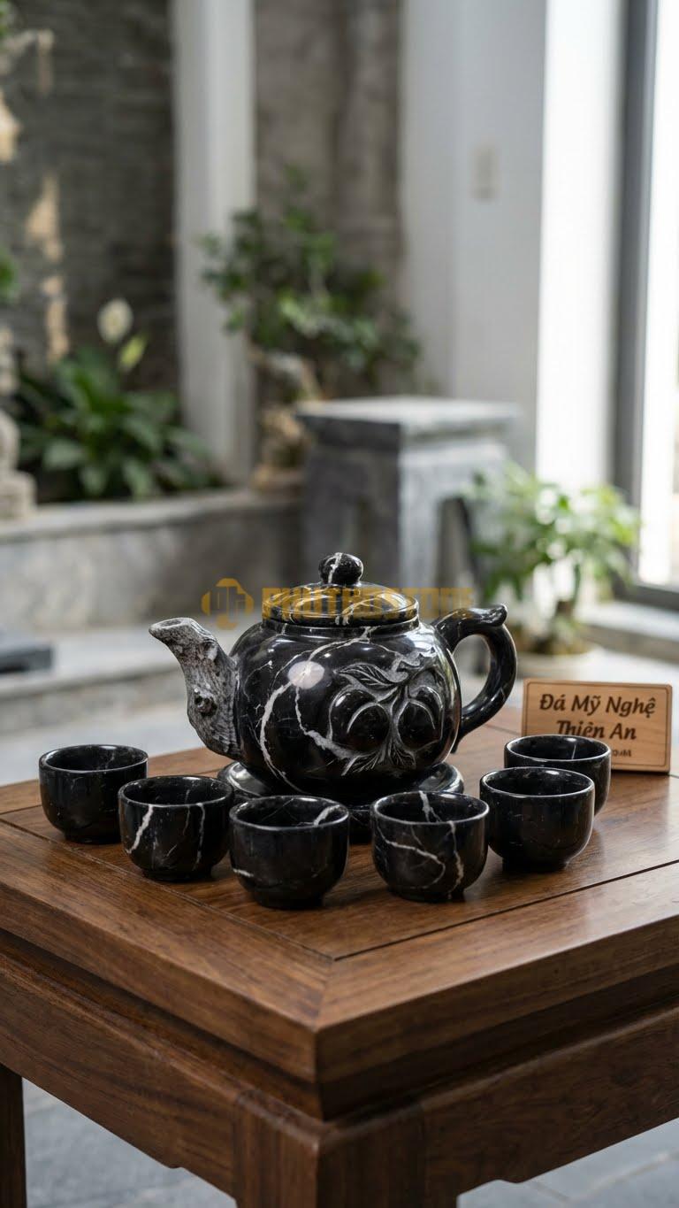 Bộ Ấm Chén Đá Cẩm Thạch Đen Tia Chớp, Vòi Ấm Là Thân Cây Đào Sần Sùi, Thân Ấm Chạm Nổi Quả Đào Chín.