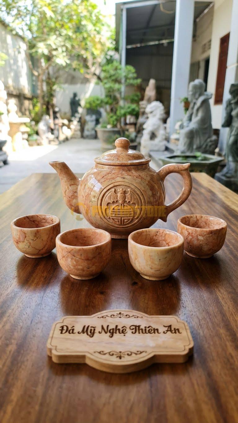 Bộ Ấm Chén Đá Cẩm Thạch Hồng, Con Dơi Ngậm Chữ Thọ Tròn Ở Chính Giữa Thân Ấm.