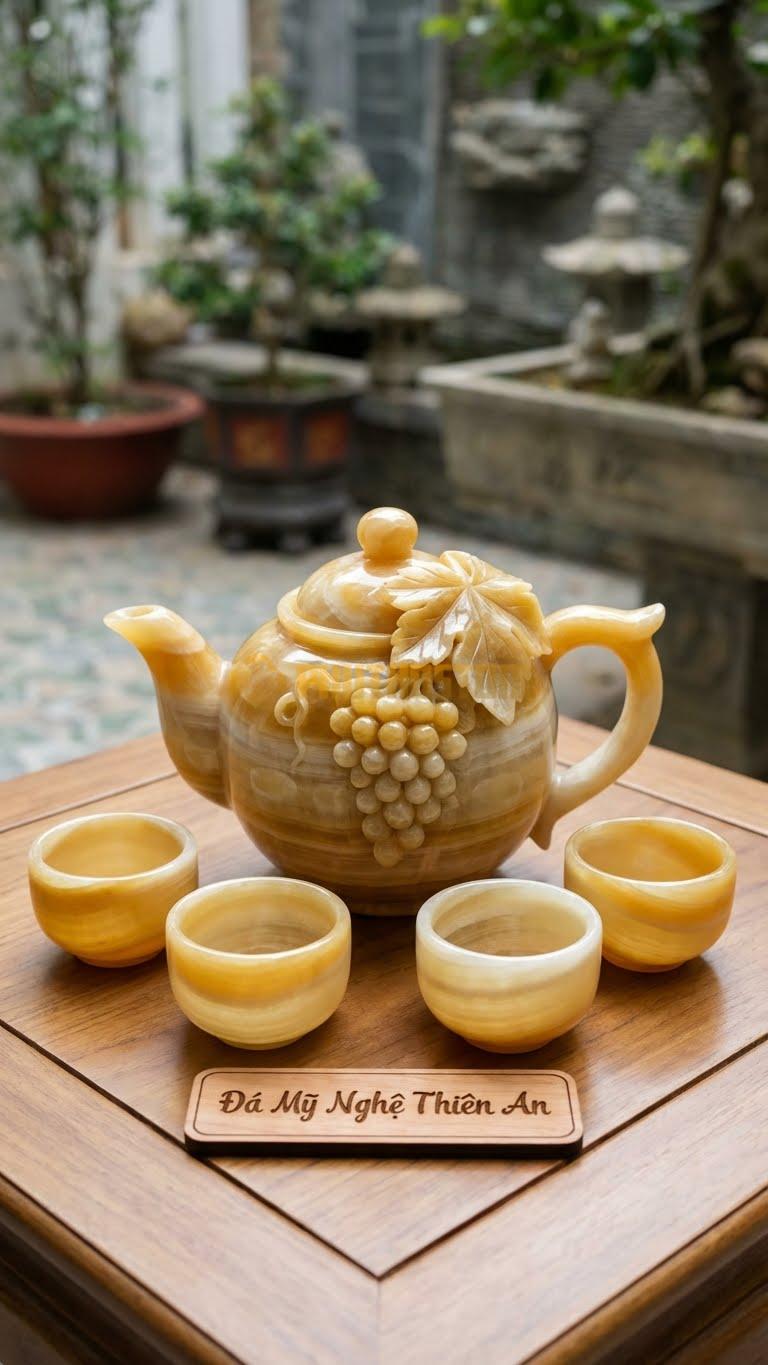 Bộ Ấm Chén Đá Cẩm Thạch Ngọc Hoàng Long, Chùm Nho Sai Quả Chạm Nổi, Lá Nho To Bản Che Một Phần Nắp.