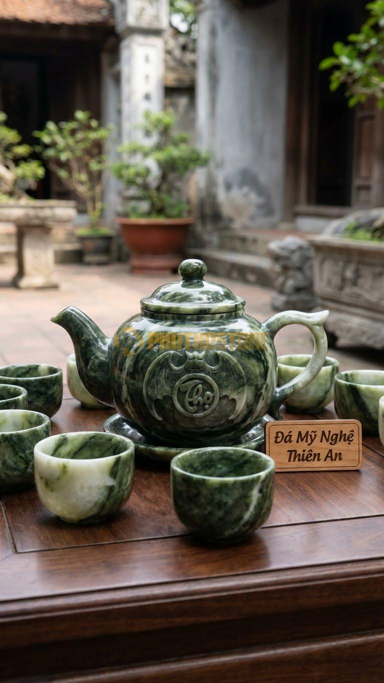 Bộ Ấm Chén Đá Cẩm Thạch Serpentine, Con Dơi Ngậm Chữ Thọ Tròn Ở Chính Giữa Thân Ấm.