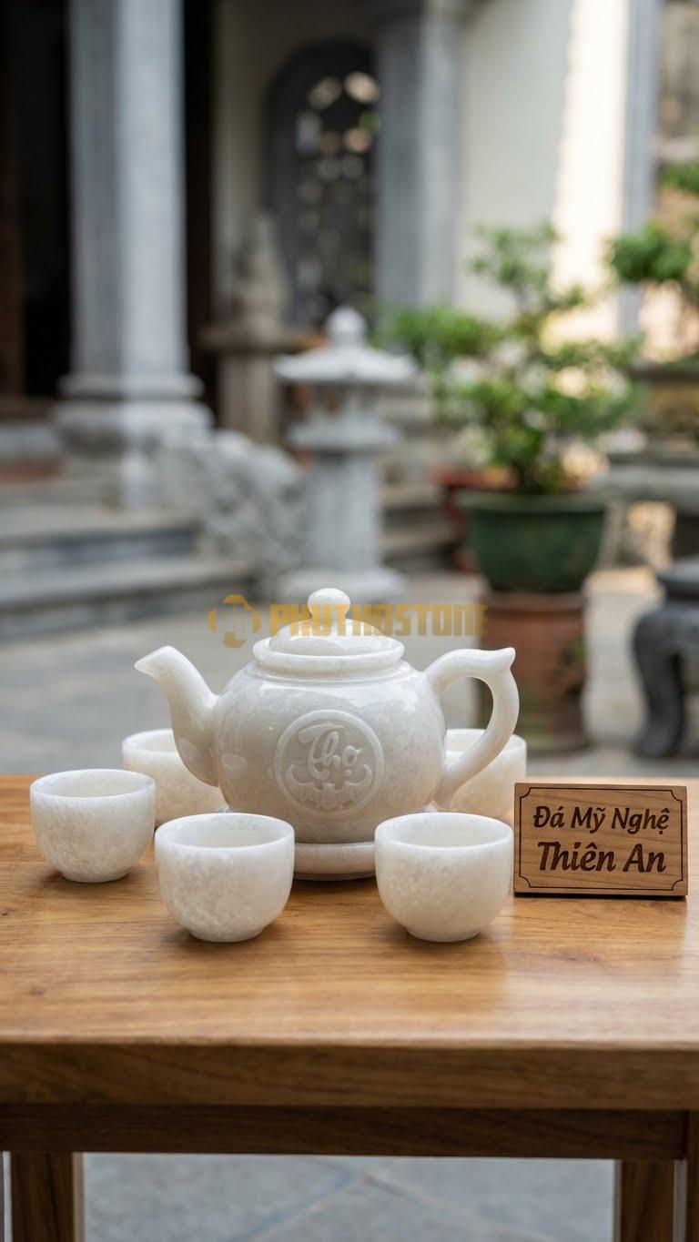 Bộ Ấm Chén Đá Cẩm Thạch Trắng Muối, Con Dơi Ngậm Chữ Thọ Tròn Ở Chính Giữa Thân Ấm.