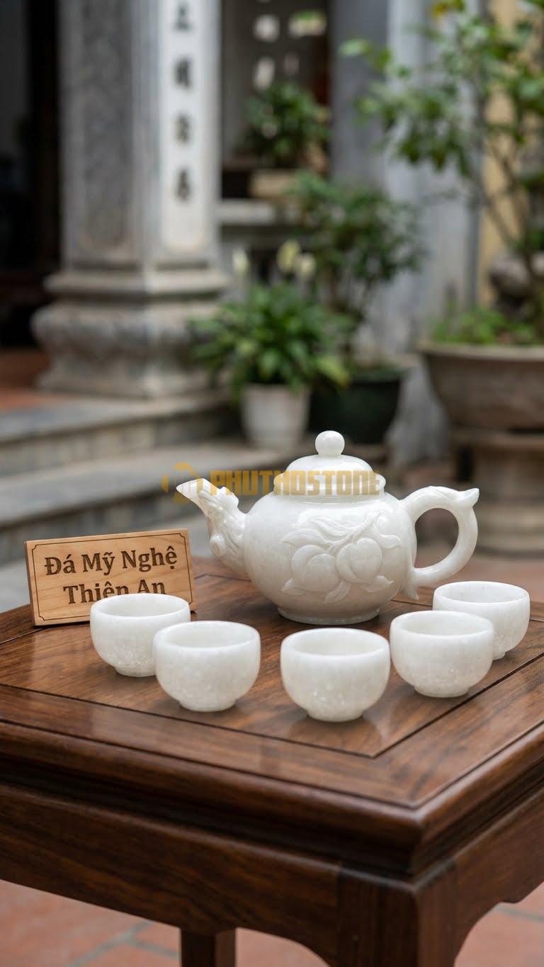 Bộ Ấm Chén Đá Cẩm Thạch Trắng Muối, Vòi Ấm Là Thân Cây Đào Sần Sùi, Thân Ấm Chạm Nổi Quả Đào Chín.