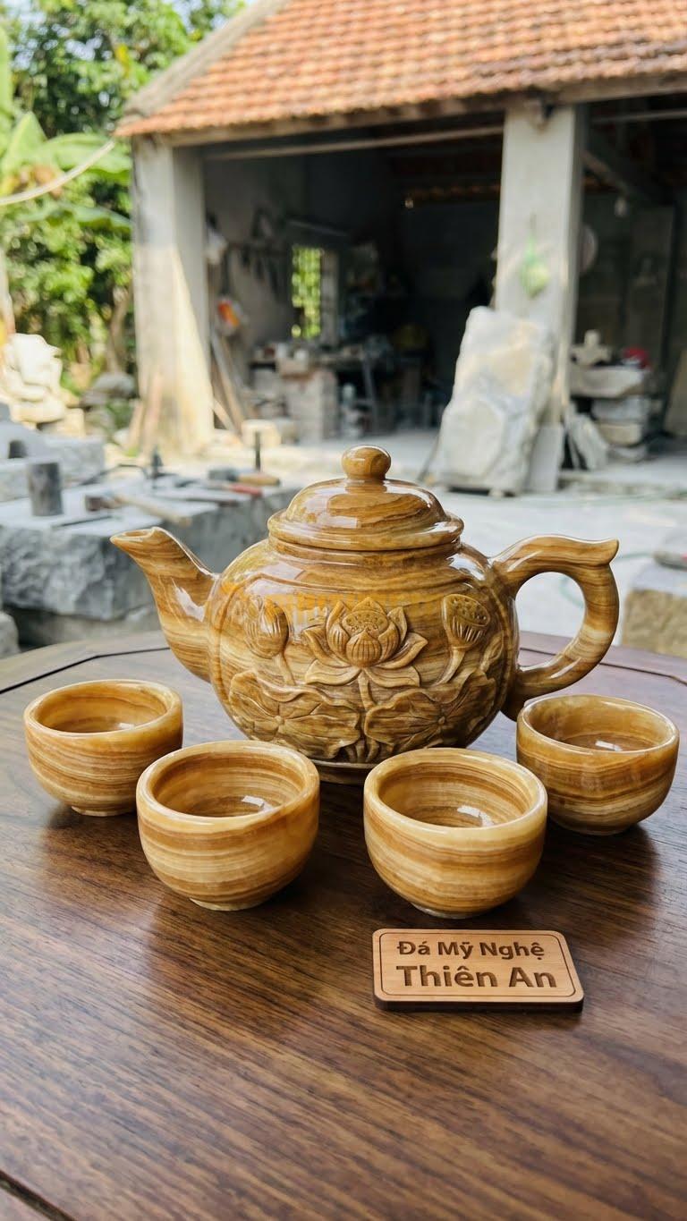 Bộ Ấm Chén Đá Cẩm Thạch Vân Gỗ, Chạm Cảnh Đầm Sen (Có Hoa, Lá, Đài Sen) Bao Quanh Toàn Bộ Ấm.