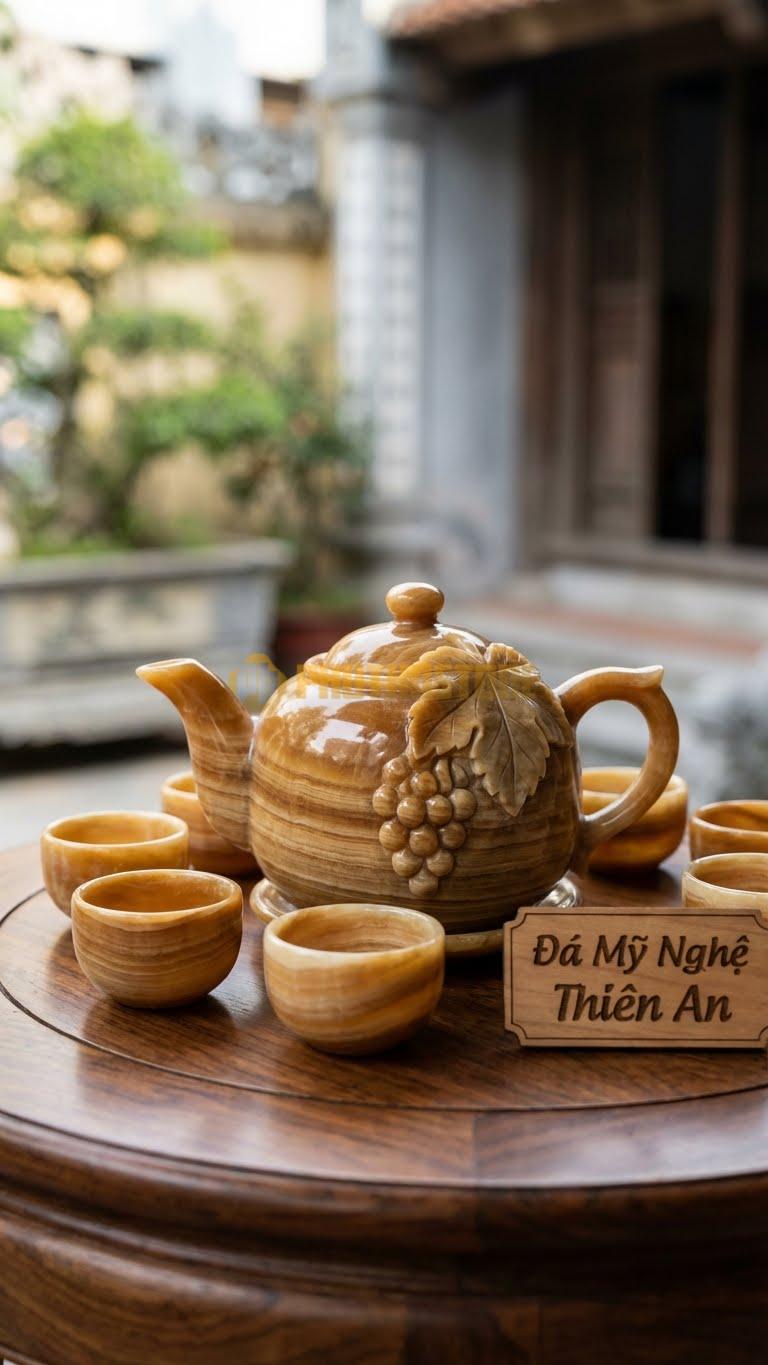 Bộ Ấm Chén Đá Cẩm Thạch Vân Gỗ, Chùm Nho Sai Quả Chạm Nổi, Lá Nho To Bản Che Một Phần Nắp.
