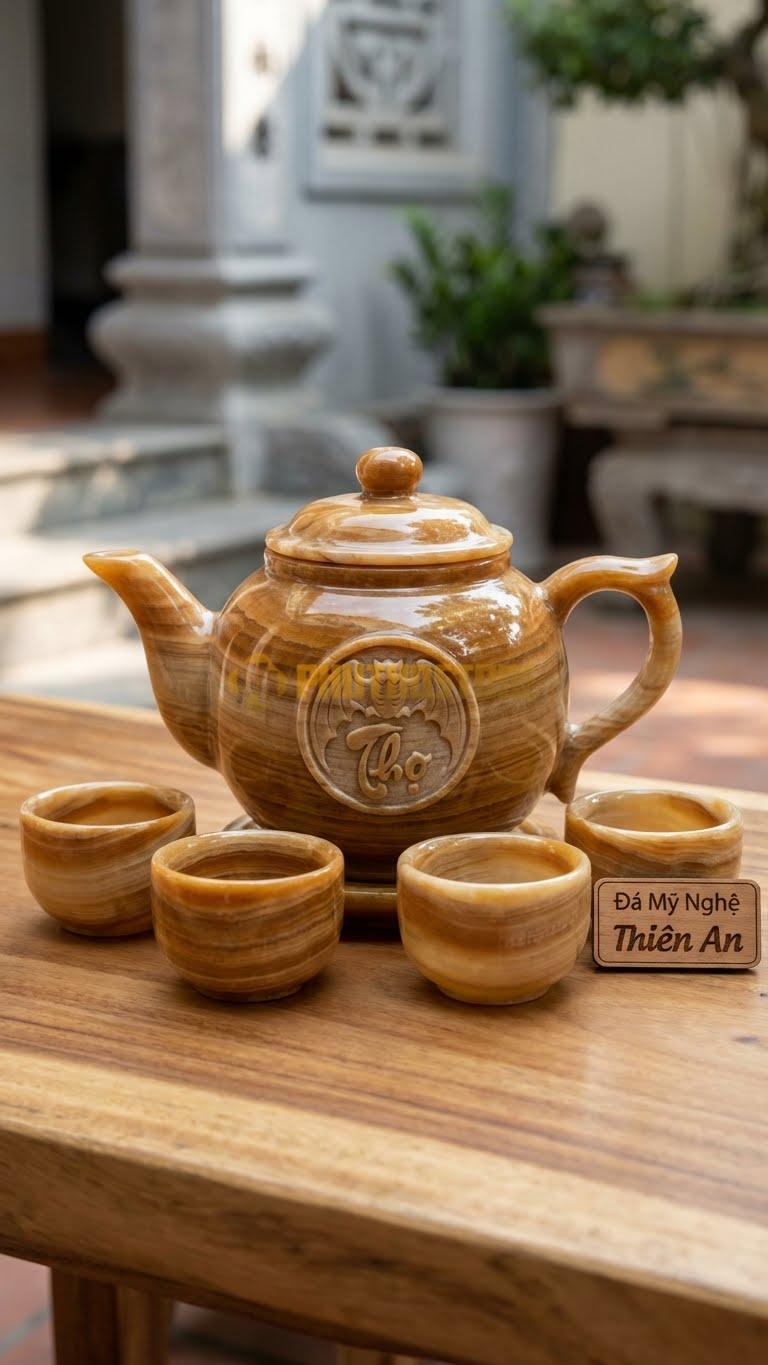 Bộ Ấm Chén Đá Cẩm Thạch Vân Gỗ, Con Dơi Ngậm Chữ Thọ Tròn Ở Chính Giữa Thân Ấm.