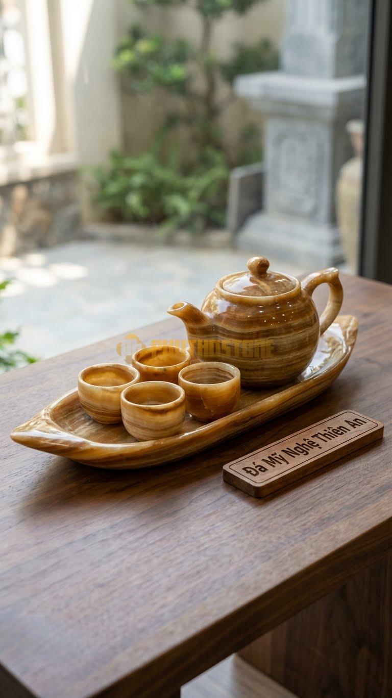 Bộ Ấm Chén Đá Cẩm Thạch Vân Gỗ, Khay Dài Hẹp, Hai Đầu Vuốt Nhọn Cong Lên Như Thuyền Nan.