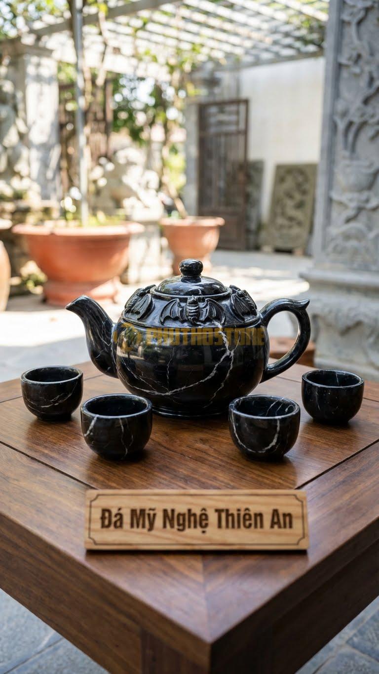 Bộ Ấm Trà Đá Cẩm Thạch Đen Tia Chớp, 5 Con Dơi (Ngũ Phúc) Dang Cánh Bay Quanh Miệng Ấm.