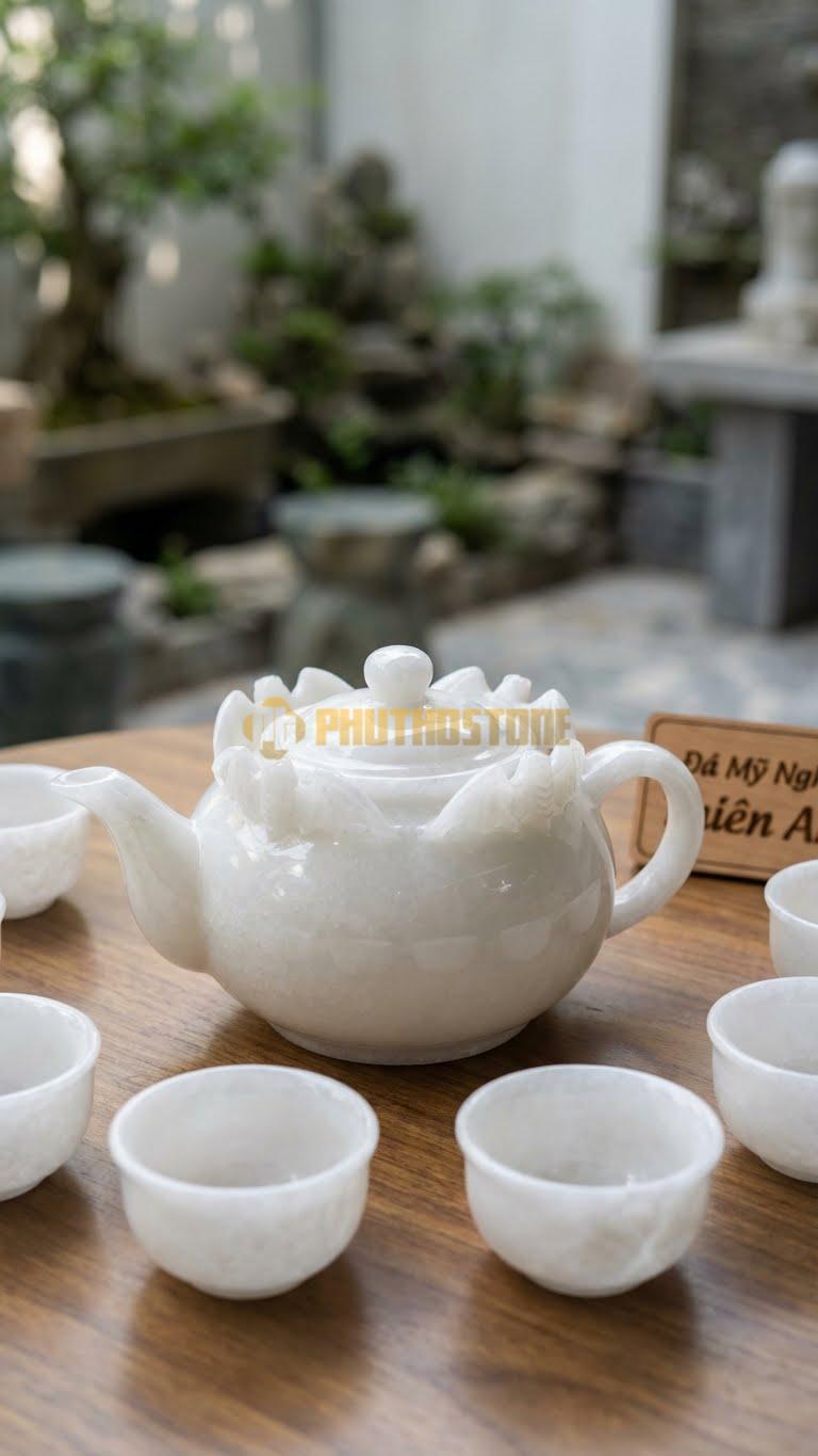 Bộ Ấm Trà Đá Cẩm Thạch Trắng Muối, 5 Con Dơi (Ngũ Phúc) Dang Cánh Bay Quanh Miệng Ấm.