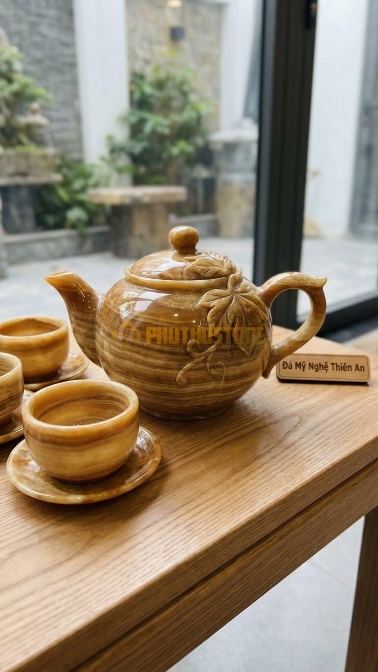 Bộ Ấm Trà Đá Cẩm Thạch Vân Gỗ, Có Thêm Chi Tiết Lá Bí Bò Từ Nắp Xuống Thân Ấm.