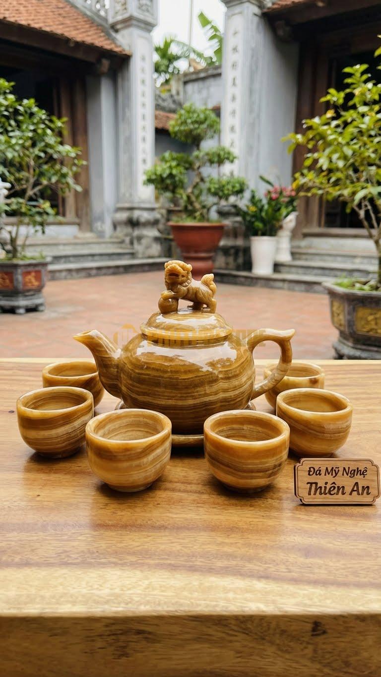 Bộ Ấm Trà Đá Cẩm Thạch Vân Gỗ, Con Nghê Đặt Chân Lên Quả Cầu Chạm Nổi Trên Nắp Ấm.