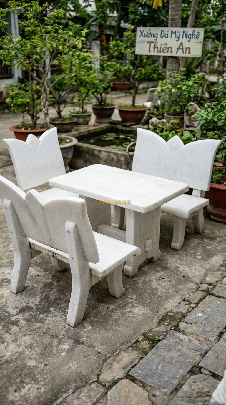 Bộ Bàn Ghế đá Ghế Tựa Cánh Tiên, Chất Liệu đá Trắng Muối, Kiểu Dáng lưng Ghế Vát Nhọn Và Cong Nhẹ Ra Sau Như Đôi Cánh, Dáng Thanh Thoát Nhưng Quyền Lực. Ghế: 80 x 70 x 110 Cm. Ghế: 80 x 70 x 110 Cm.