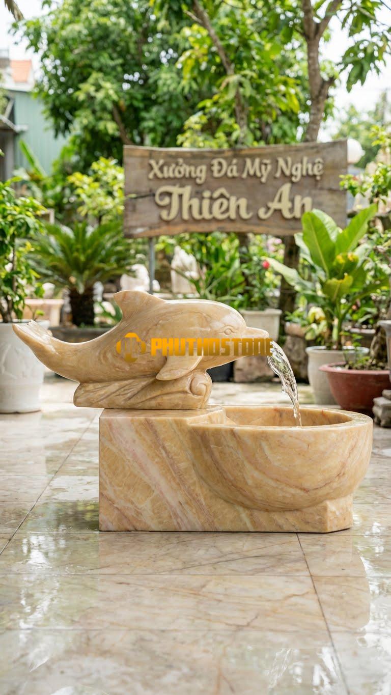 Cá Heo Nằm Ngang Trên Bệ Đá: Tư Thế Lướt Sóng Nhẹ Nhàng, Phù Hợp Cho Hồ Cá Koi Có Thành Thấp. Chất Liệu Đá Vàng Nghệ An