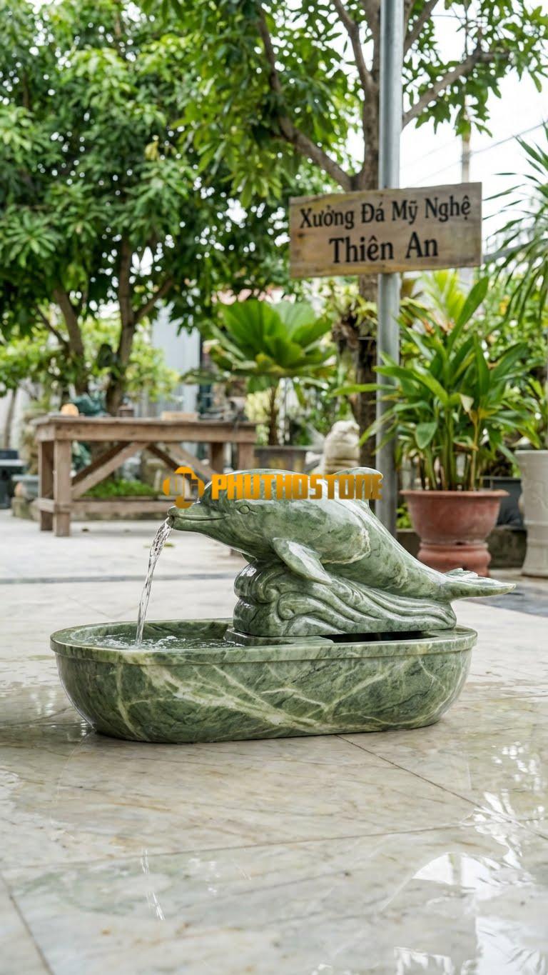 Cá Heo Nằm Ngang Trên Bệ Đá: Tư Thế Lướt Sóng Nhẹ Nhàng, Phù Hợp Cho Hồ Cá Koi Có Thành Thấp. Chất Liệu Đá Xanh Ấn