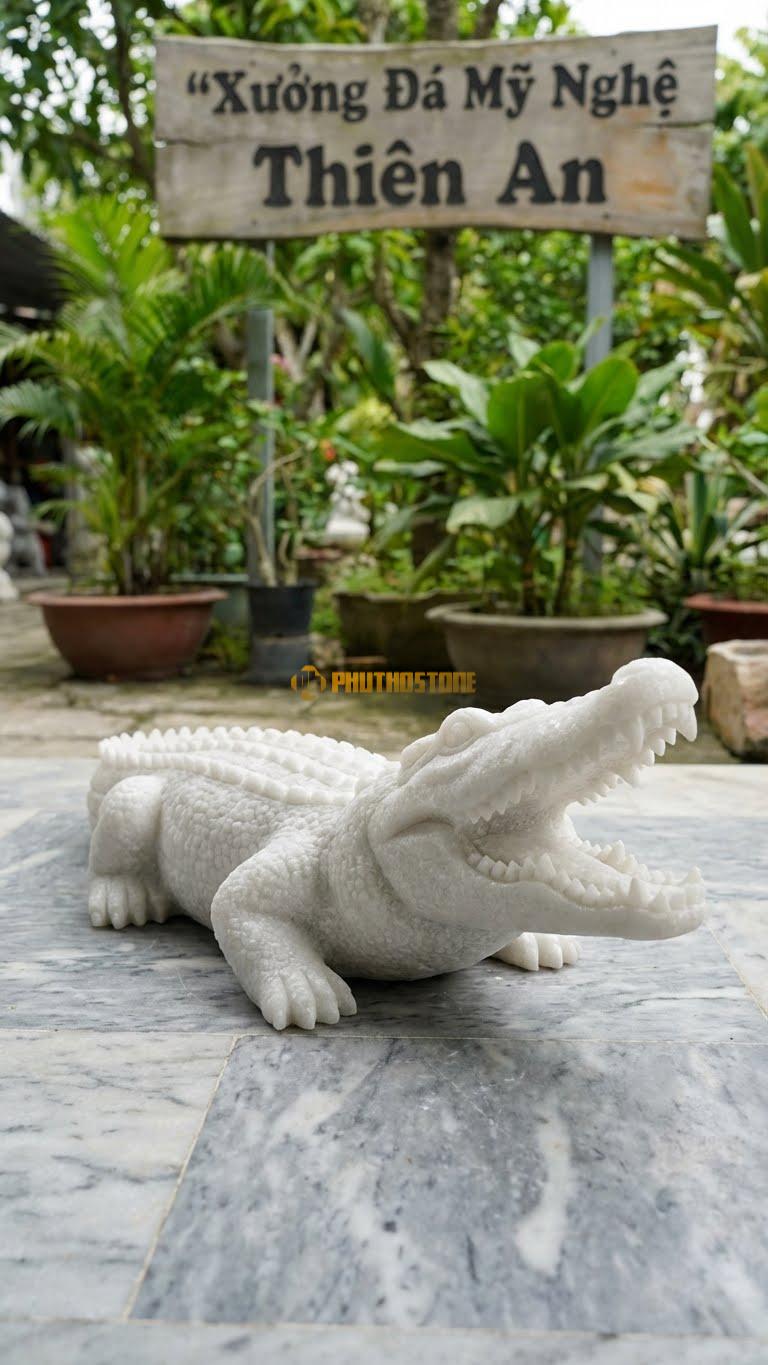 Cá Sấu Há Miệng Bằng Đá Trắng Muối, Kiểu Dáng Khoe Hàm Răng Sắc Nhọn. Kích Thước Dài 60cm.