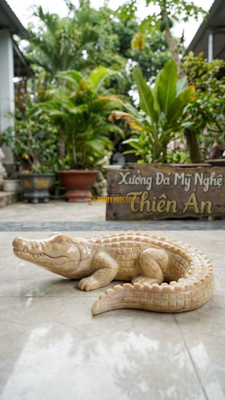 Cá Sấu Tắm Nắng Bằng Đá Vàng Nghệ An, Kiểu Dáng Nằm Cong Đuôi. Kích Thước Dài 40cm.